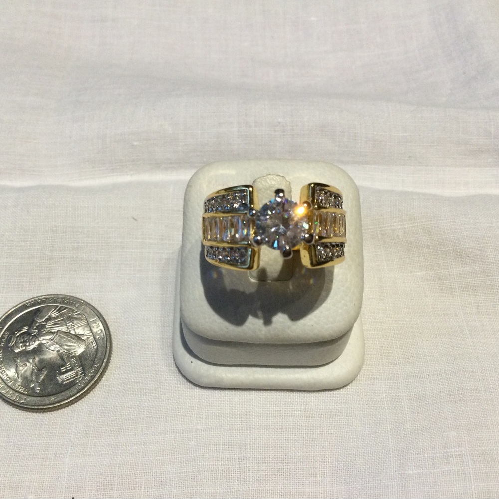 NWOT Fashion Ring - lots of sparkle! (C575)
